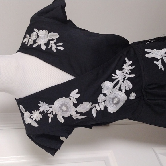 VENUS Asymmetrical Black and White Floral Dress - Picture 1 of 5